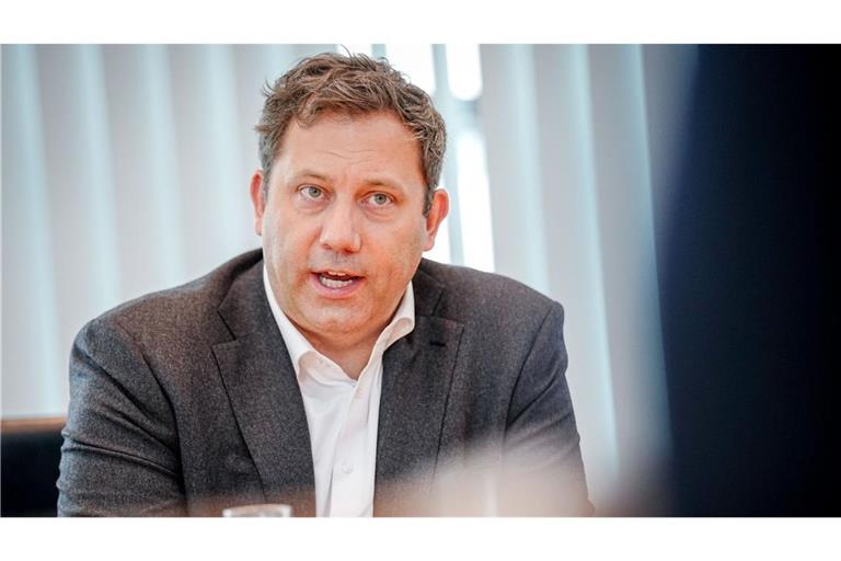 Lars Klingbeil (SPD), Bundesminister der Finanzen, Vizekanzler und SPD-Bundesvorsitzender, spricht in einem Interview mit Journalisten der Deutschen Presse-Agentur in der SPD-Parteizentrale im Willy-Brandt-Haus.