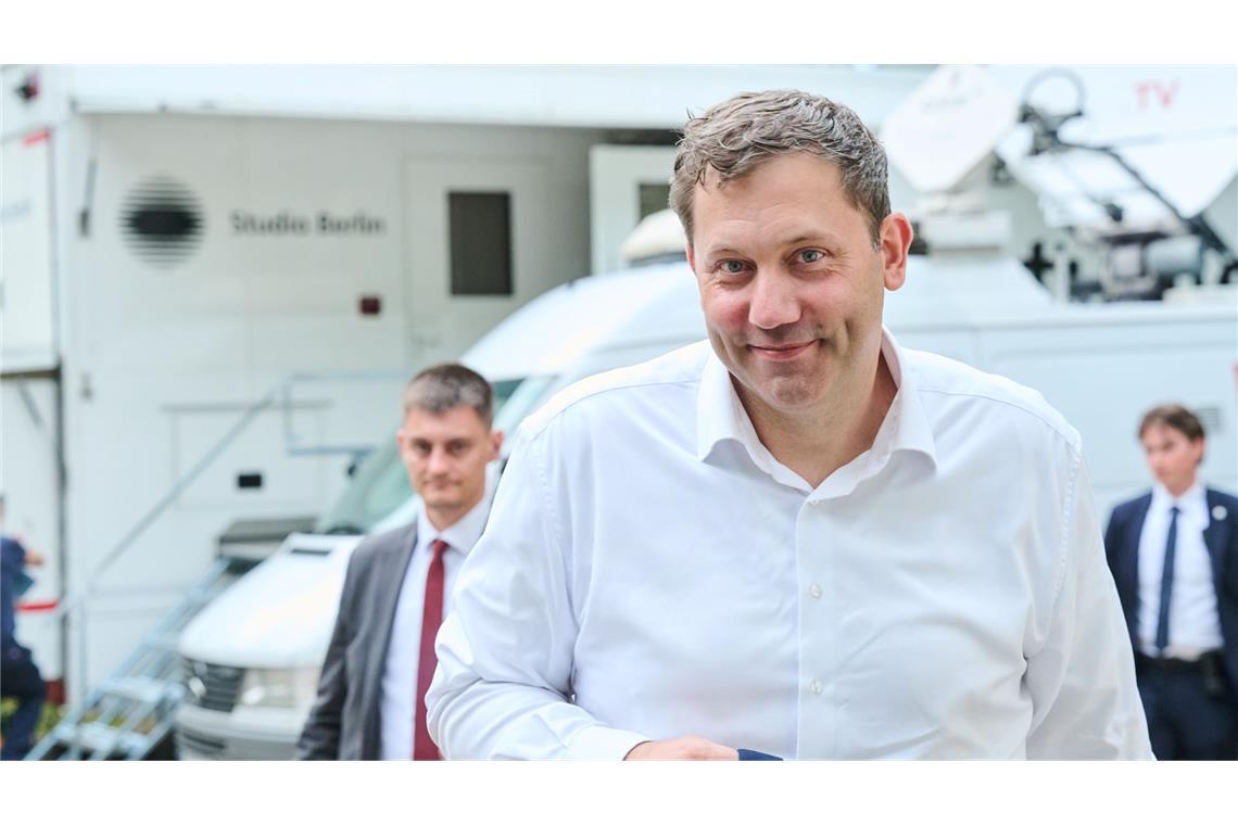 Lars Klingbeil (SPD), Bundesminister der Finanzen, Vizekanzler und SPD-Bundesvorsitzender, kommt zur Live-Sendung in die ARD-Arena, wo er sich Fragen von Bürgerinnen und Bürgern stellt.