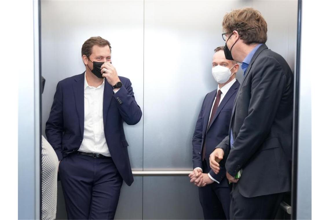 Debatte über Legalisierung von Cannabis nimmt Fahrt auf Lars Klingbeil (SPD; l-r), Volker Wissing (FDP), und Michael Kellner (Grüne) nach einer Pressekonferenz. Die Gespräche über die Bildung einer Ampel-Koalition gehen in eine erste entscheidende Phase. Foto: Kay Nietfeld/dpa