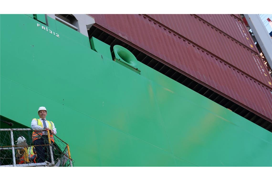 Lars Klingbeil (SPD), Vizekanzler und Bundesminister der Finanzen, begleitet Zollbeamte an Bord eines Containerschiffes während einer Zollkontrolle am Container Terminal Burchardkai im Hamburger Hafen. Klingbeil hat zuvor die Jahresbilanz 2024 des Zolls vorgestellt.