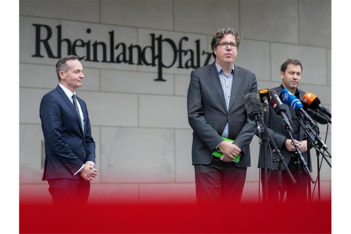 Tag der Corona-Entscheidungen - Was steht auf dem Plan? Lars Klingbeil (SPD, v.r.), Michael Kellner (Grüne) und Volker Wissing (FDP) bei einem Pressestatement vor der Landesvertretung Rheinland-Pfalz. Hier setzen die Ampelparteien ihre Koalitionsverhandlungen fort. Foto: Kay Nietfeld/dpa