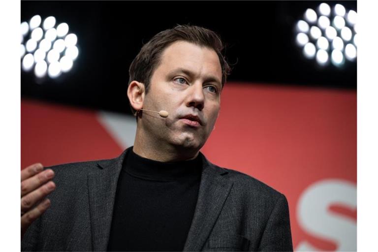 Lars Klingbeil, Vorsitzender der SPD, äußert sich bei einer Pressekonferenz zu der Klausur des SPD-Präsidiums. (Archivbild). Foto: Bernd von Jutrczenka/dpa