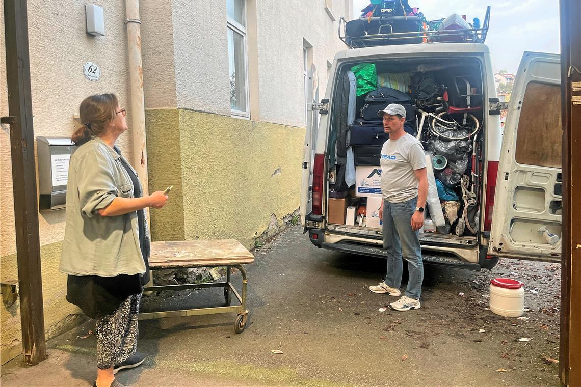 Lars Mack (rechts) hat vor einem Umzug nach Schottland einige Gegenstände bei Carola Renner eingelagert. Fotos: Martin Tschepe