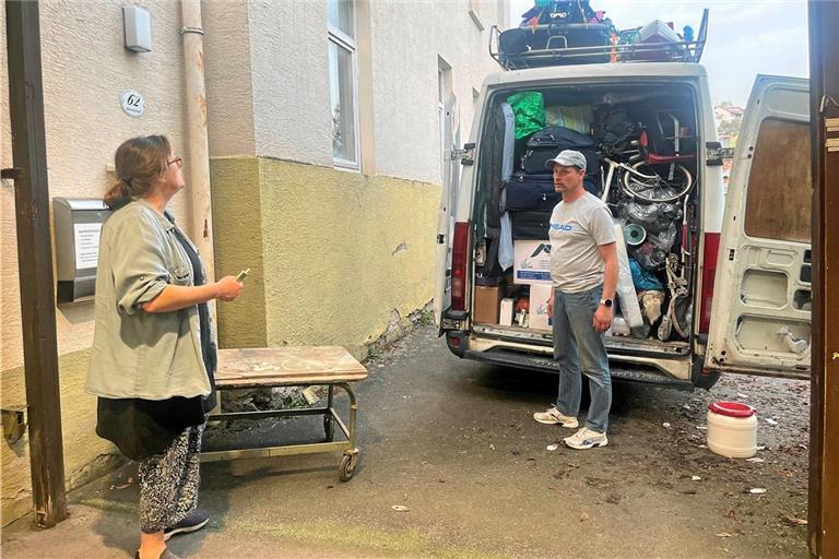 Lars Mack (rechts) hat vor einem Umzug nach Schottland einige Gegenstände bei Carola Renner eingelagert. Fotos: Martin Tschepe