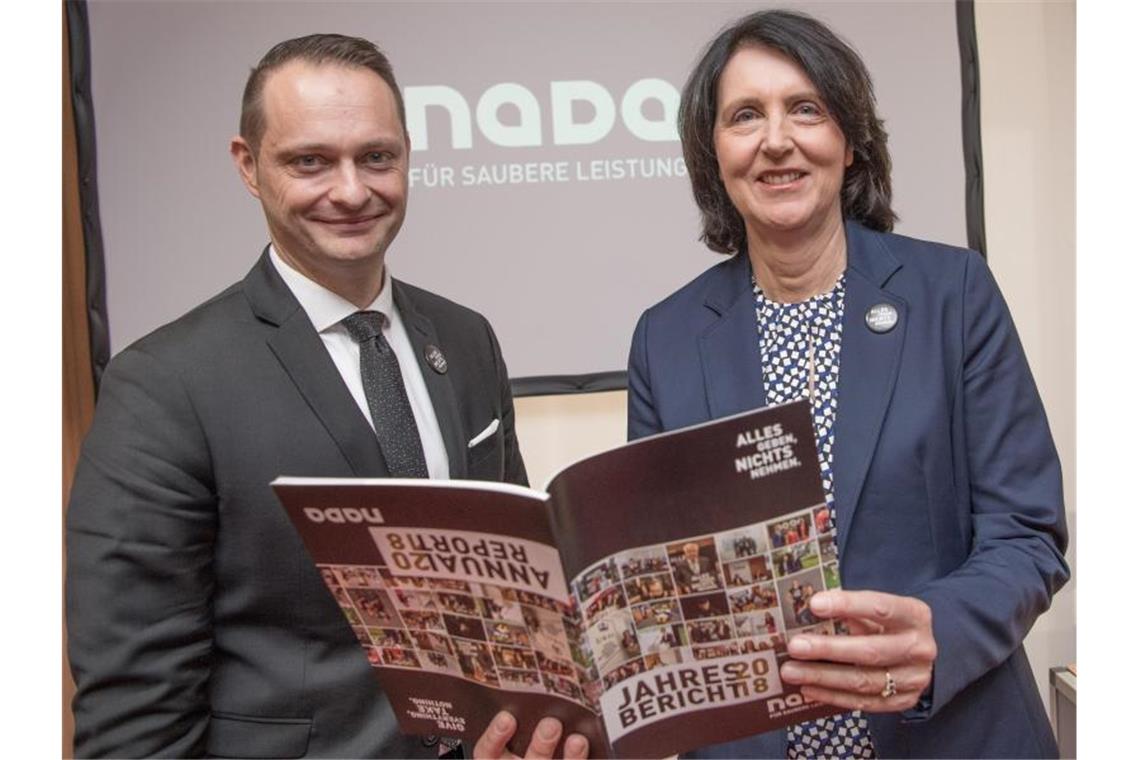 Lars Mortsiefer und Andrea Gotzmann bei der Jahres-Pressekonferenz der NADA in Berlin. Foto: Jörg Carstensen