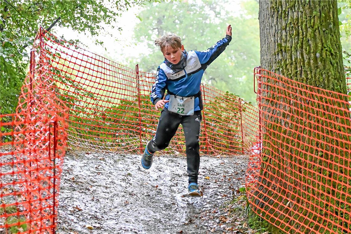 Lars (Nr. 22) fliegt um die Kurve beim 4. Kindercrossduathlon des TC Backnang im...