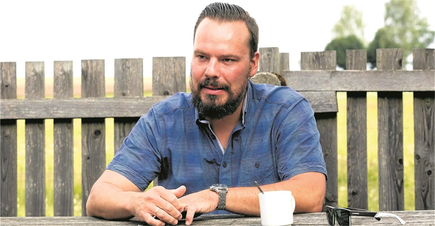 „Ich hab das intensiv betrieben“ Lars Piechot liegt das Freizeitheim in Murrhardt-Mettelberg am Herzen. Im Garten vor dem Haus erzählt er, wie sich sein Engagement für den Kreisjugendring entwickelt hat. Durchs Jugendzentrum Murrhardt lernte er auch den KJR und seine Freizeitarbeit kennen. Foto: J. Fiedler