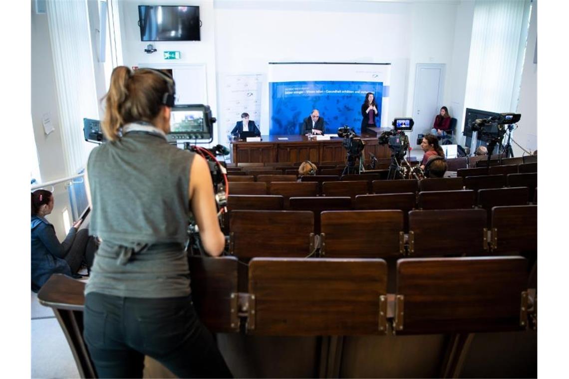 RKI: Kein Ende der Epidemie in Sicht Lars Schaade spricht im fast leeren Hörsaal des Robert Koch-Instituts in Berlin. Foto: Bernd von Jutrczenka/dpa-Pool/dpa