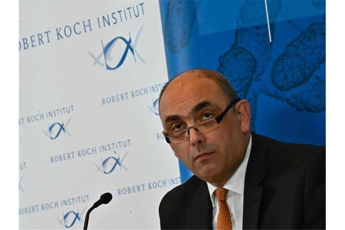 Lars Schaade, Vizepräsident des Robert-Koch-Institutes RKI, erläutert die aktuellen Zahlen und jüngsten Entwicklungen zur Corona-Krise. Foto: Tobias Schwarz/AFP/POOL/dpa