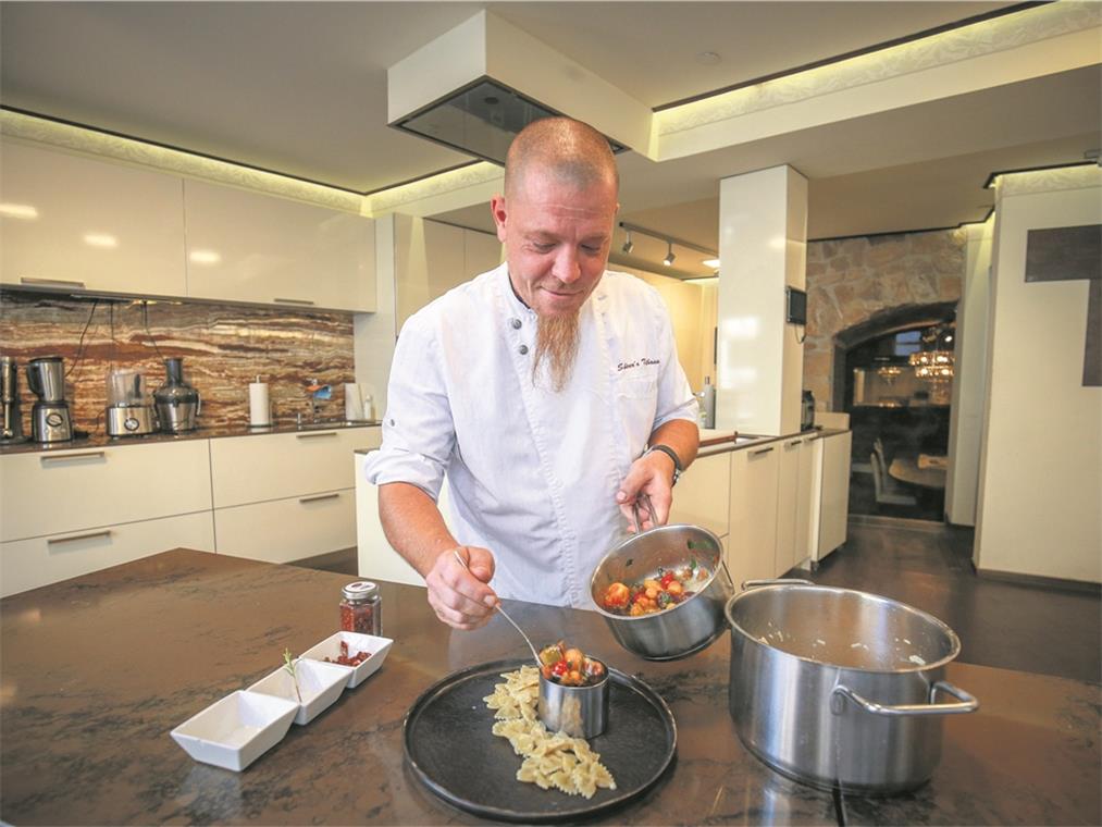 Lars Schürer hat sich über die Aktionswoche einige Gedanken gemacht. Er hat sich ein Gericht mit Farfalle, Weichkäse im Frühlingsrollenmantel und Tomaten-Oliven-Ragout entschieden. Foto: A. Becher