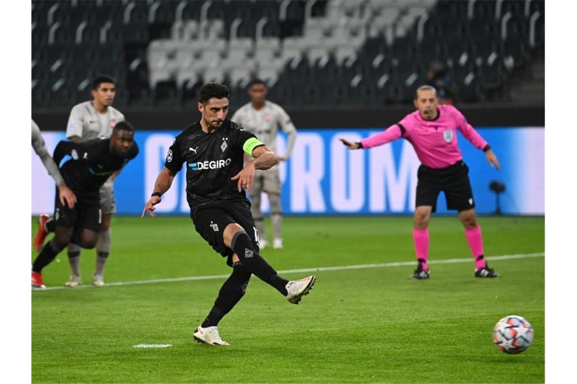 Nächste Gladbach-Gala: Stindl und Embolo gefeiert Lars Stindl (M.) erzielte per Elfmeter das 1:0. Foto: Federico Gambarini/dpa