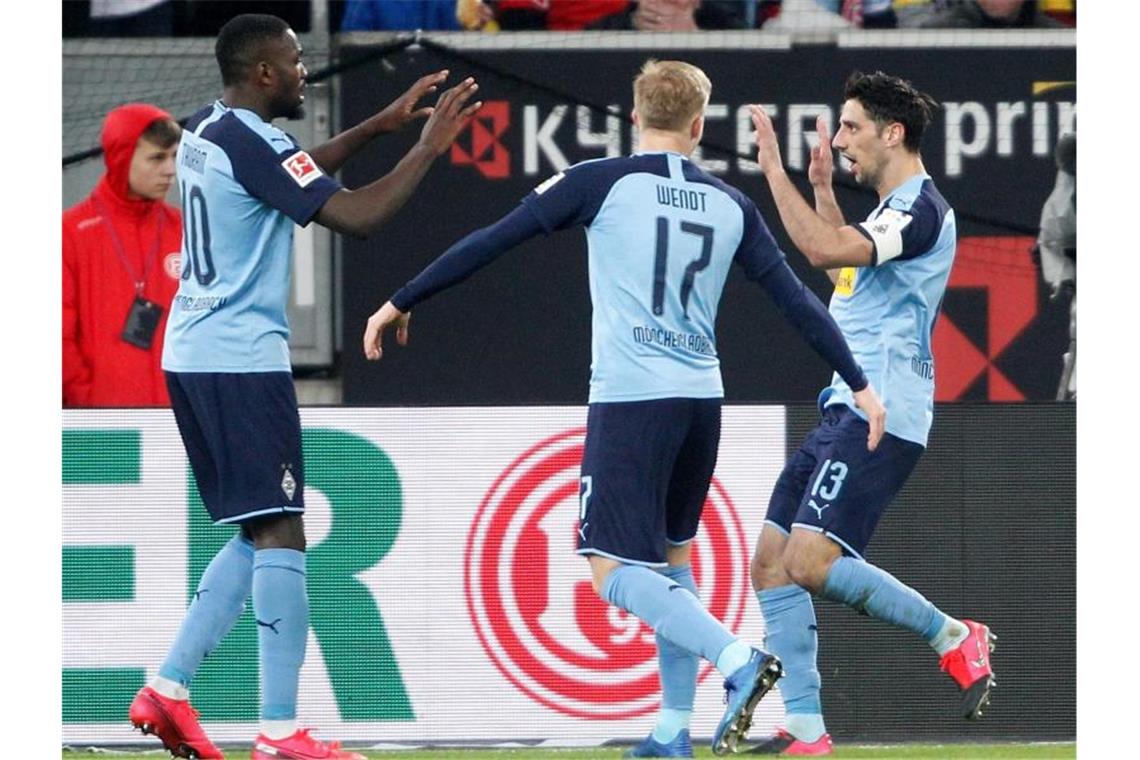 Lars Stindl (r) war beim Gladbacher Derby-Sieg in Düsseldorf Matchwinner der Borussia. Foto: Roland Weihrauch/dpa