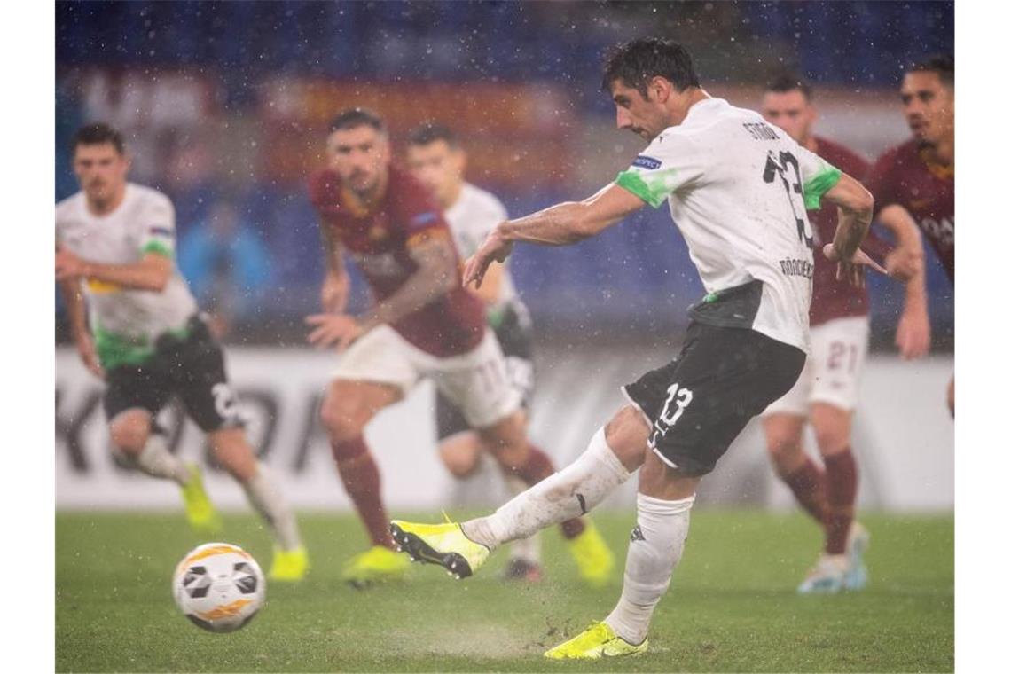 Lars Stindl sorgte vom Elfmeterpunkt für das Gladbacher Last-Minute-Remis bei AS Rom. Foto: Marius Becker/dpa