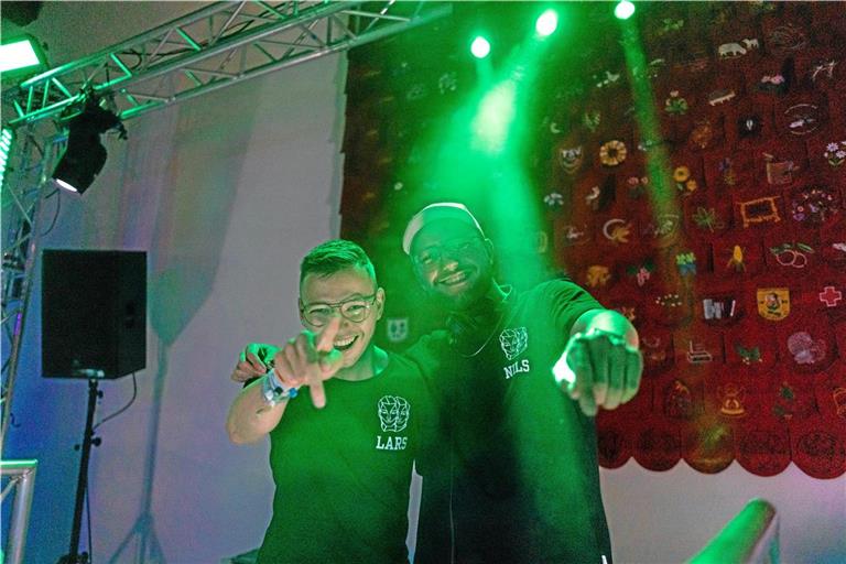 Lars und Nils Hübner haben beim Auflegen selbst sichtlich sehr viel Freude. Fotos: DJPlusTwo
