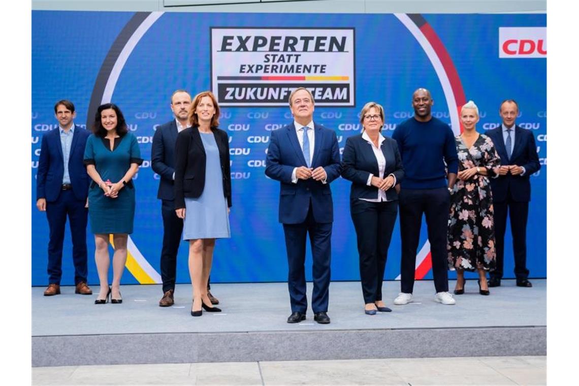 Wahlkampf-Team für die Union: Laschet holt Merz und Bär Laschets (M) „Zukunftsteam“: Andreas Jung (l-r), Dorothee Bär, Peter Neumann, Karin Prien, Barbara Klepsch, Joe Chialo, Silvia Breher und Friedrich Merz. Foto: Christoph Soeder/dpa