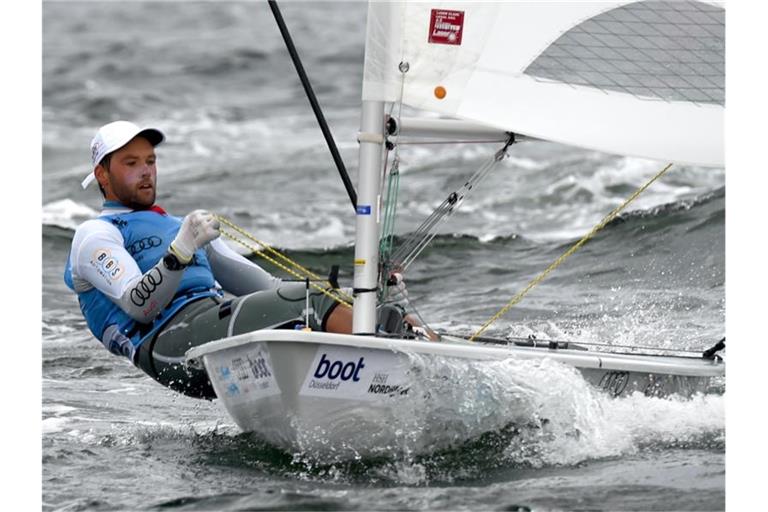 Lasersegler Philipp Buhl hat sich vor Melbourne den WM-Titel gesichert. Foto: Carsten Rehder/dpa