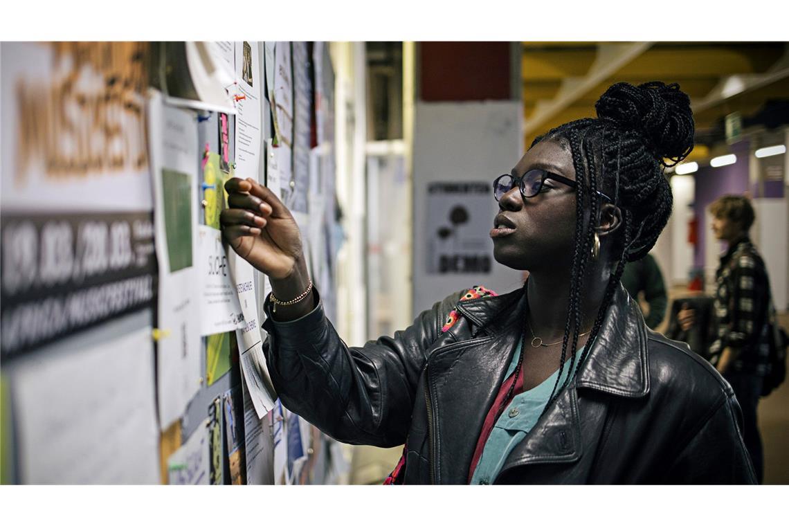 Laslo (Joyce Sanhà) möchte gern das Zimmer des Opfers übernehmen.