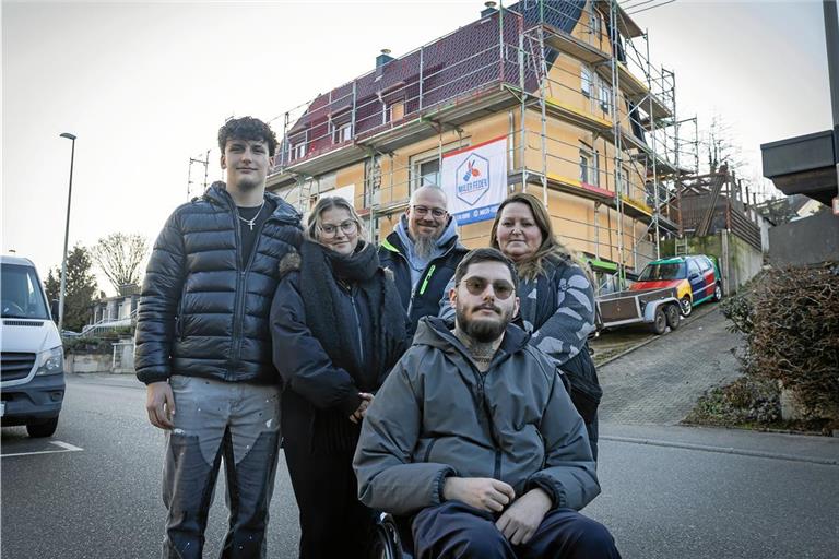 Lassen sich trotz vieler Schicksalsschläge nicht unterkriegen: Tyron Gautsche (von links), Mia Sophie, Daniel und Robin Schmetzer sowie Sabrina Clauss-Schmetzer vor dem Haus, das im Juni zerstört wurde. Fotos: Alexander Becher