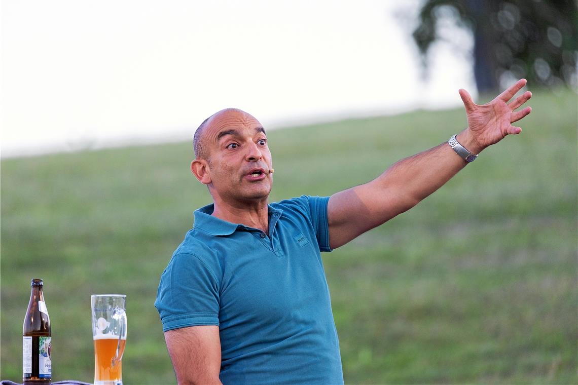 „Lassen Sie auch in Zeiten von Corona mentale Nähe zu“: Django Asül beim Bergfestival in Murrhardt-Steinberg. Foto: J. Fiedler