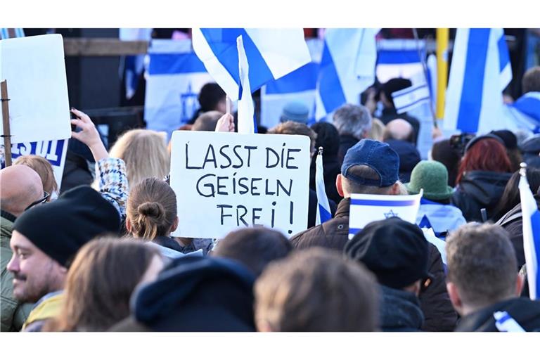 "Lasst die Geiseln frei": Eine Demonstrantin mit einem Transparent auf der Kundgebung "Jüdisches Leben Berlin" für Israel und gegen Antisemitismus.