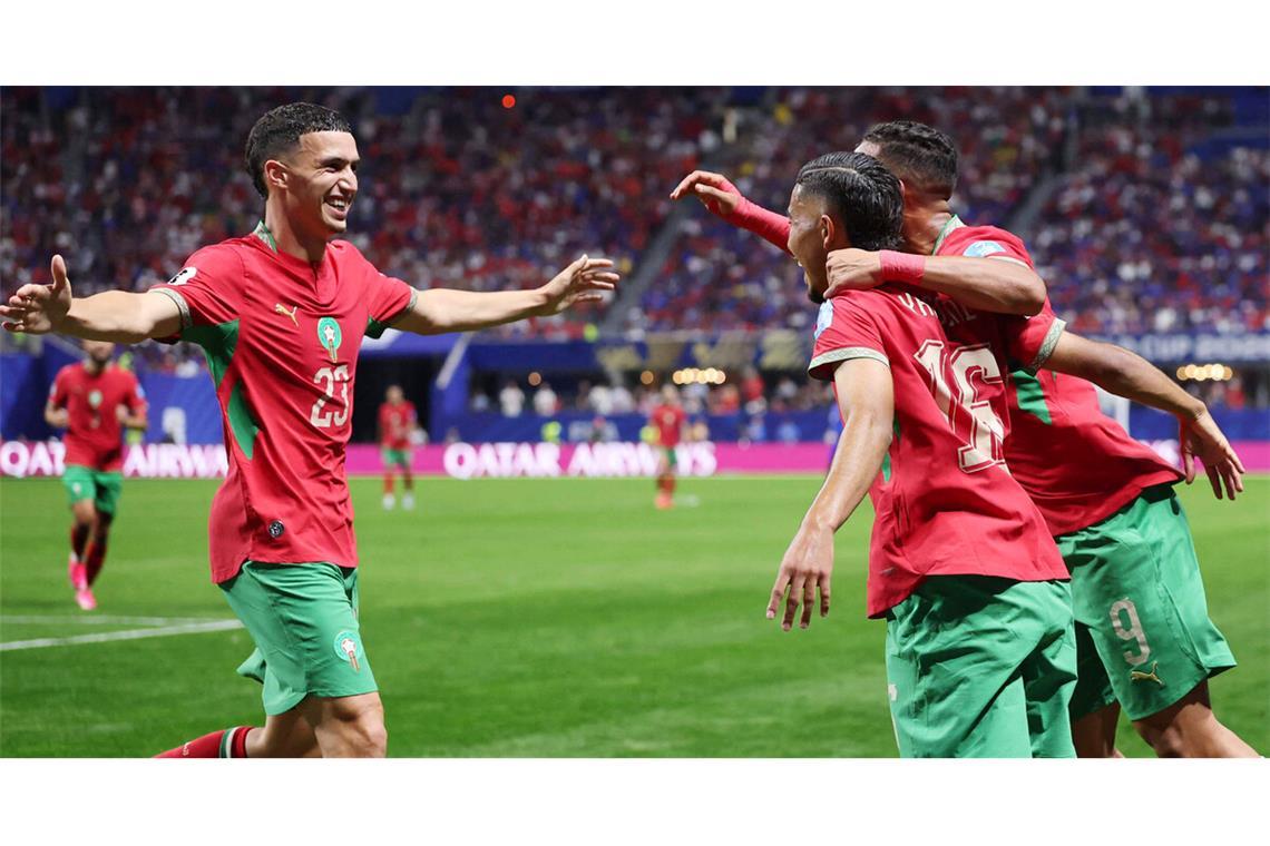 Lasst Euch drücken! Bilal El Khannouss feiert mit seinen Teamkollegen