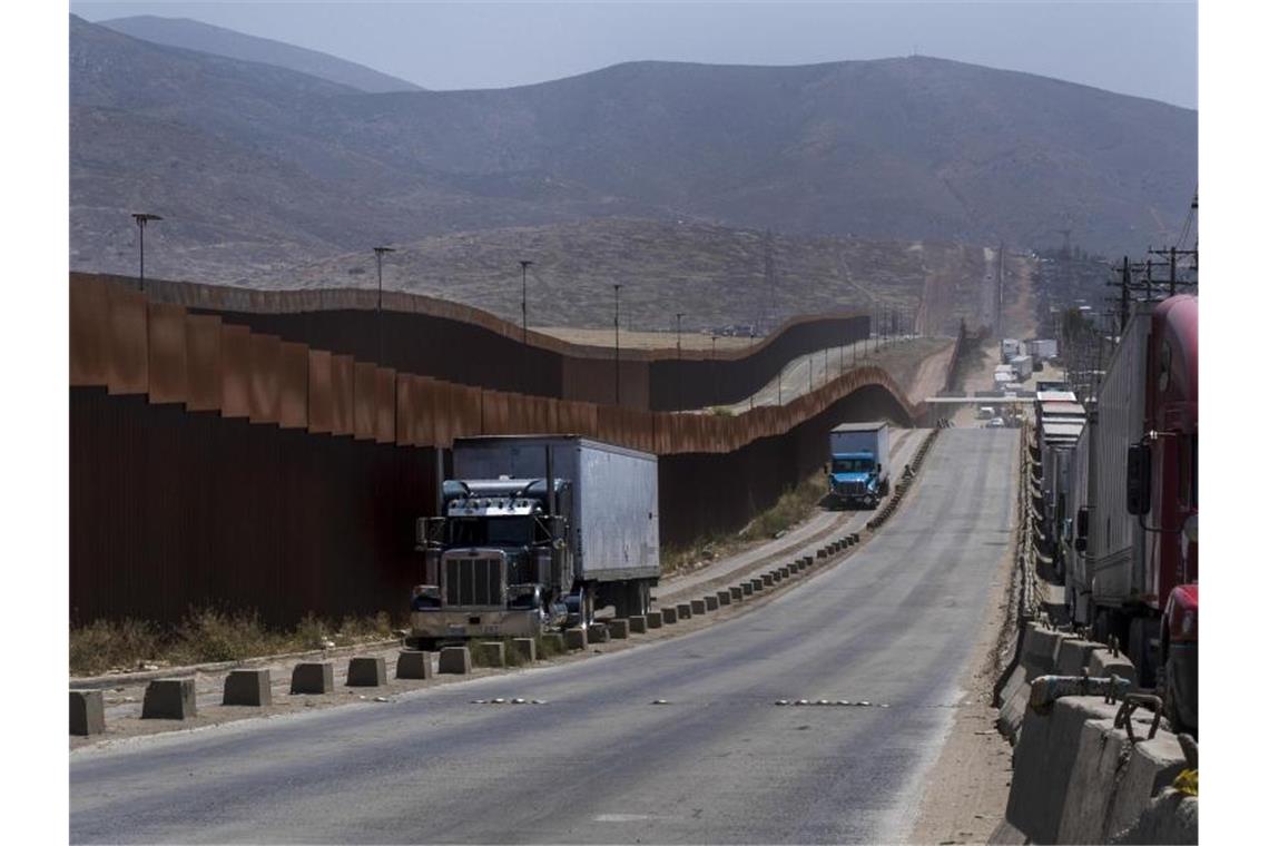Pelosi kritisiert Trump nach Einigung mit Mexiko Lastwagen an einem Grenzzaun in Tijuana. US-Präsident Trump hatte angedroht, von Montag an Zölle in Höhe von fünf Prozent auf alle Wareneinfuhren aus Mexiko zu erheben. Die beiden Nachbarländer konnten sich nun zunächst einigen. Foto: Hans-Maximo Musielik/AP