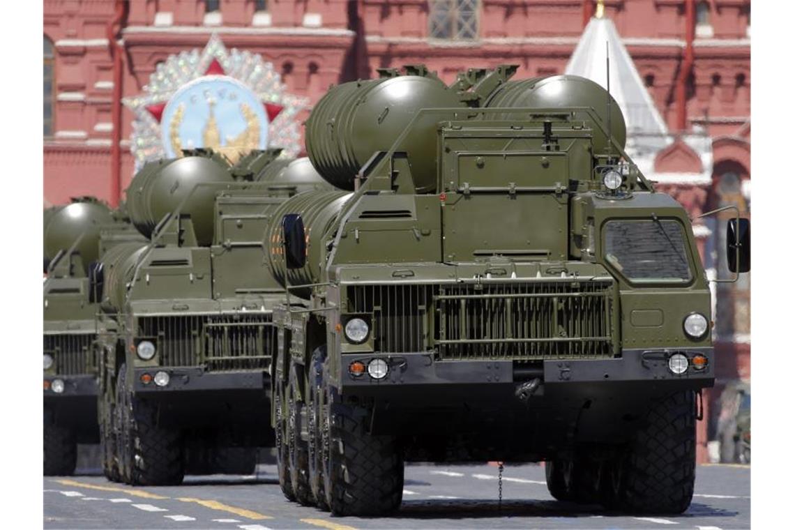 Erdogan: S-400-Kauf ist ein „abgeschlossener Deal“ Lastwagen der russischen Streitkräfte mit dem Flugabwehrsystem S-400 fahren über den Roten Platz. Für den türkischen Präsidenten gibt es am umstrittenen Kauf des Raketenabwehrsystems nichts mehr zu rütteln. Foto: Yuri Kochetkov/epa