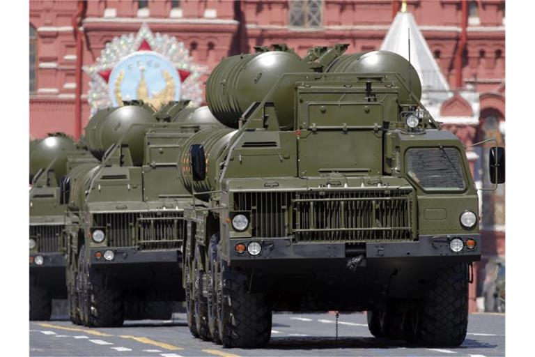Lastwagen der russischen Streitkräfte mit dem Flugabwehrsystem S-400 fahren über den Roten Platz. Für den türkischen Präsidenten gibt es am umstrittenen Kauf des Raketenabwehrsystems nichts mehr zu rütteln. Foto: Yuri Kochetkov/epa