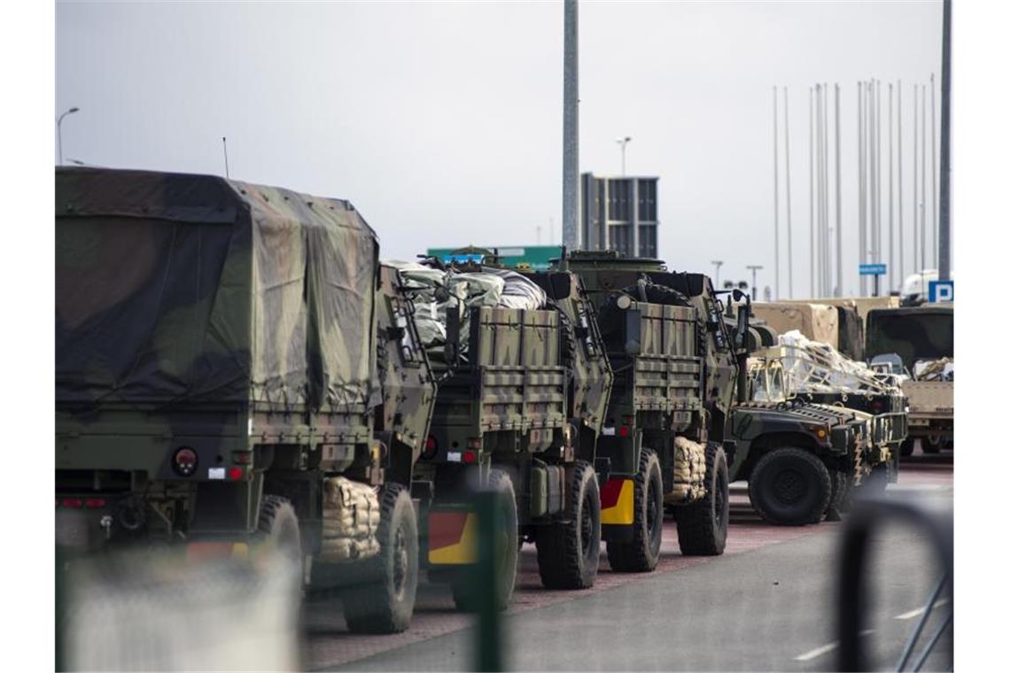 Lambrecht: Werden Nato-Ostflanke verstärken Lastwagen der US-Armee auf einem Militärstützpunkt in Polen. Foto: Attila Husejnow/SOPA Images via ZUMA Press Wire/dpa