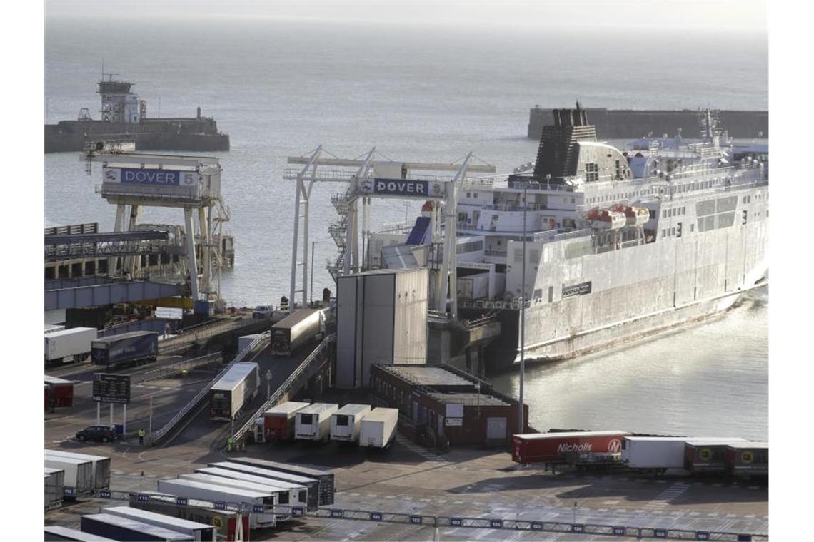 Lastwagen fahren die Rampe zu einer Fähre im Hafen von Dover hinauf. Auch in Japan sind nun erste Fälle von Infektionen mit der ertmals in Engalnd aufgetretenen Variante des Coronavirus nachgewiesen worden. Foto: Kirsty Wigglesworth/AP/dpa