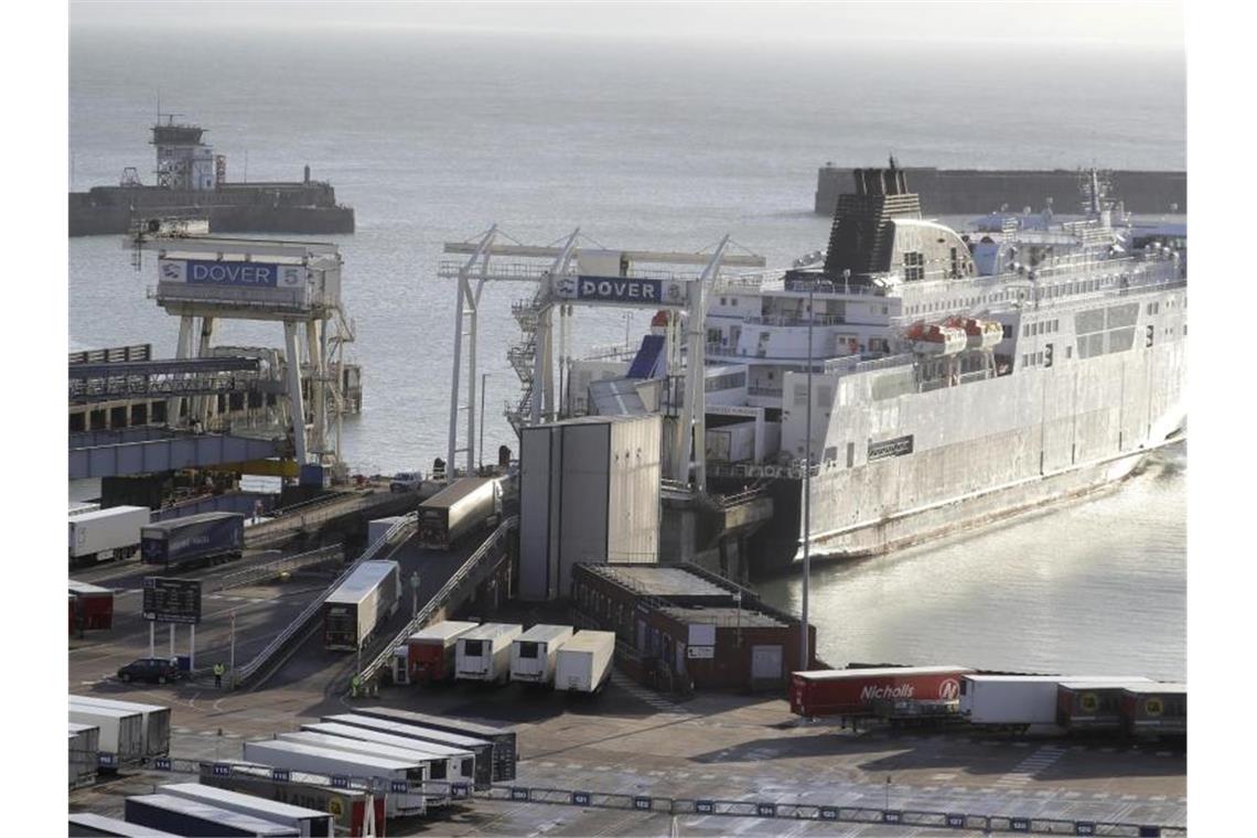 Corona-Variante aus England erreicht Japan Lastwagen fahren die Rampe zu einer Fähre im Hafen von Dover hinauf. Auch in Japan sind nun erste Fälle von Infektionen mit der ertmals in Engalnd aufgetretenen Variante des Coronavirus nachgewiesen worden. Foto: Kirsty Wigglesworth/AP/dpa