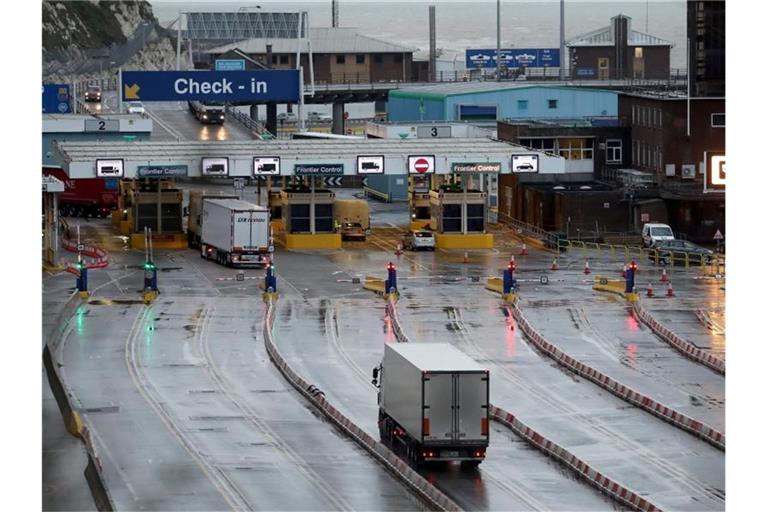 Lastwagen fahren zum Check-in in das Terminal am Hafen. Großbritannien hat nach dem Brexit weiter an Bedeutung als Handelspartner für Deutschland verloren. Foto: Gareth Fuller/PA Wire/dpa