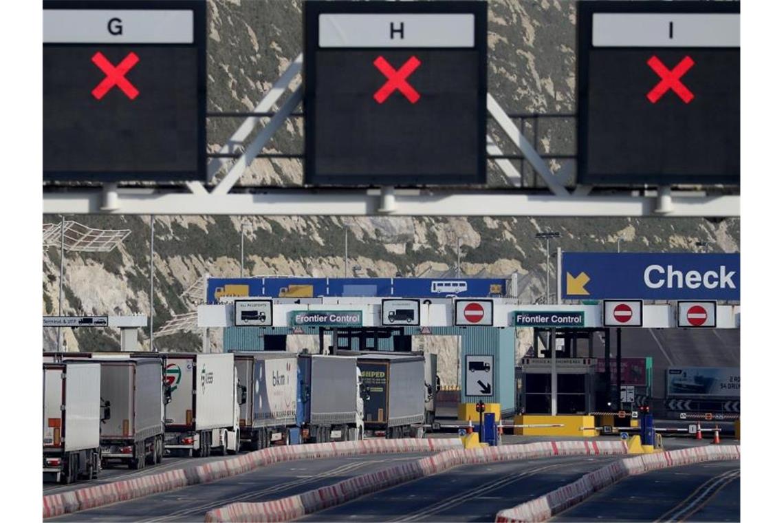 Lastwagen fahren zum Check-in in das Terminal am Hafen. Nach dem Austritt Großbritanniens aus dem EU-Binnenmarkt und der Zollunion machen sich die Brexit-Folgen bei immer mehr Unternehmen bemerkbar. Foto: Gareth Fuller/PA Wire/dpa