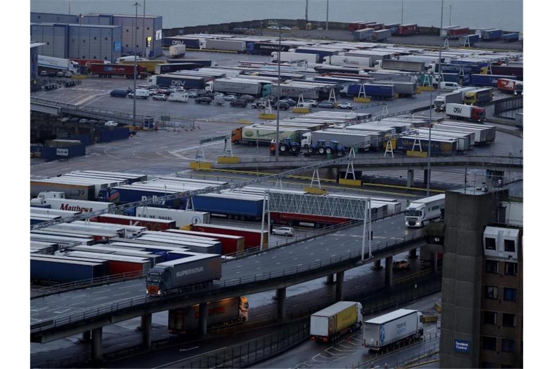 Nach britischem EU-Austritt warten harte Verhandlungen Lastwagen im Hafen von Dover. Foto: Matt Dunham/AP/dpa