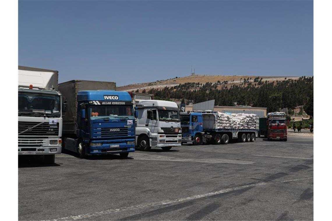 Lastwagen mit humanitärer Hilfe am türkisch-syrischen Grenzübergang Bab Al-Hawa. Foto: Anas Alkharboutli/dpa/Archivbild