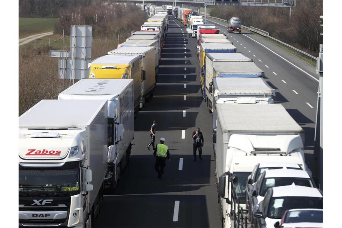 Lastwagen stehen auf der Autobahn nahe österreichisch-ungarischen Grenze im Stau. Foto: Ronald Zak/AP/dpa