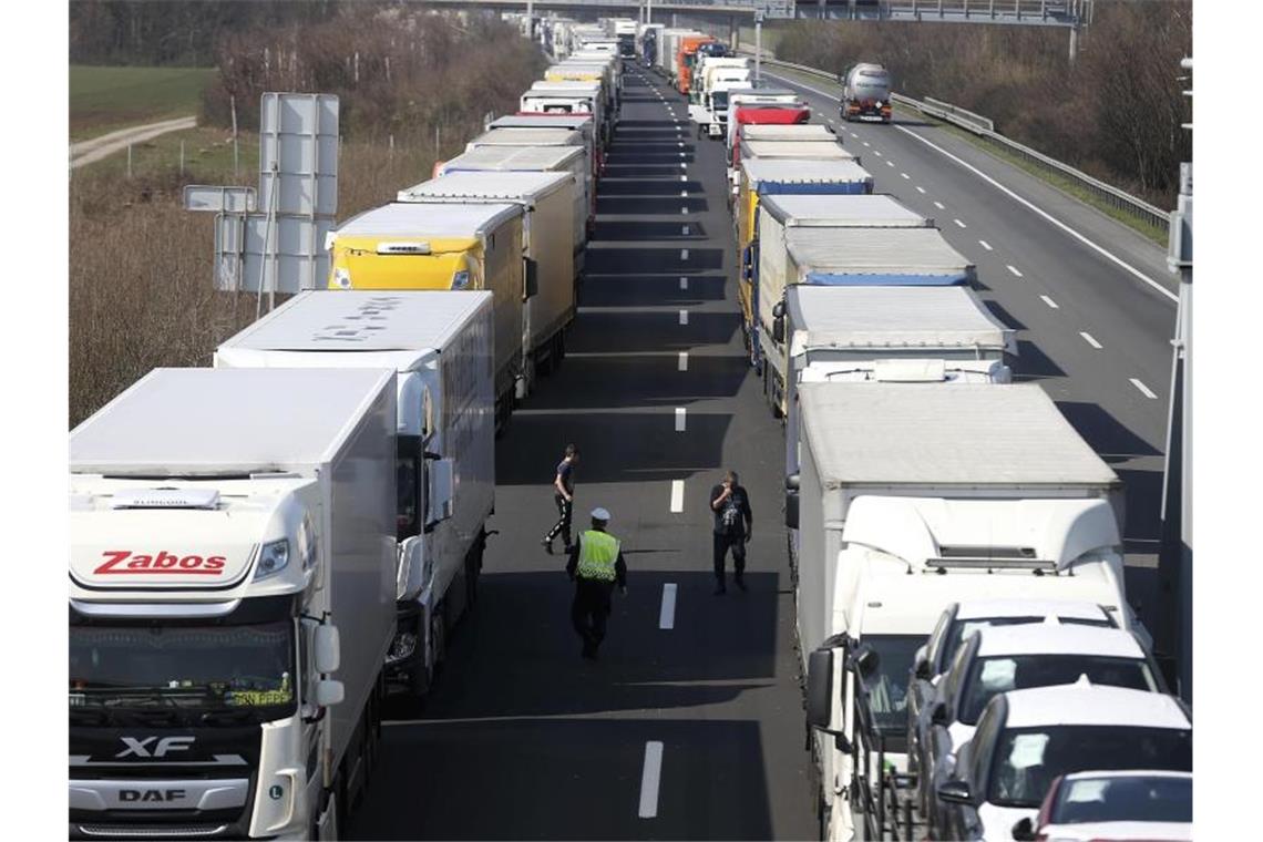 Lastwagen stehen auf der Autobahn nahe österreichisch-ungarischen Grenze im Stau. Foto: Ronald Zak/AP/dpa
