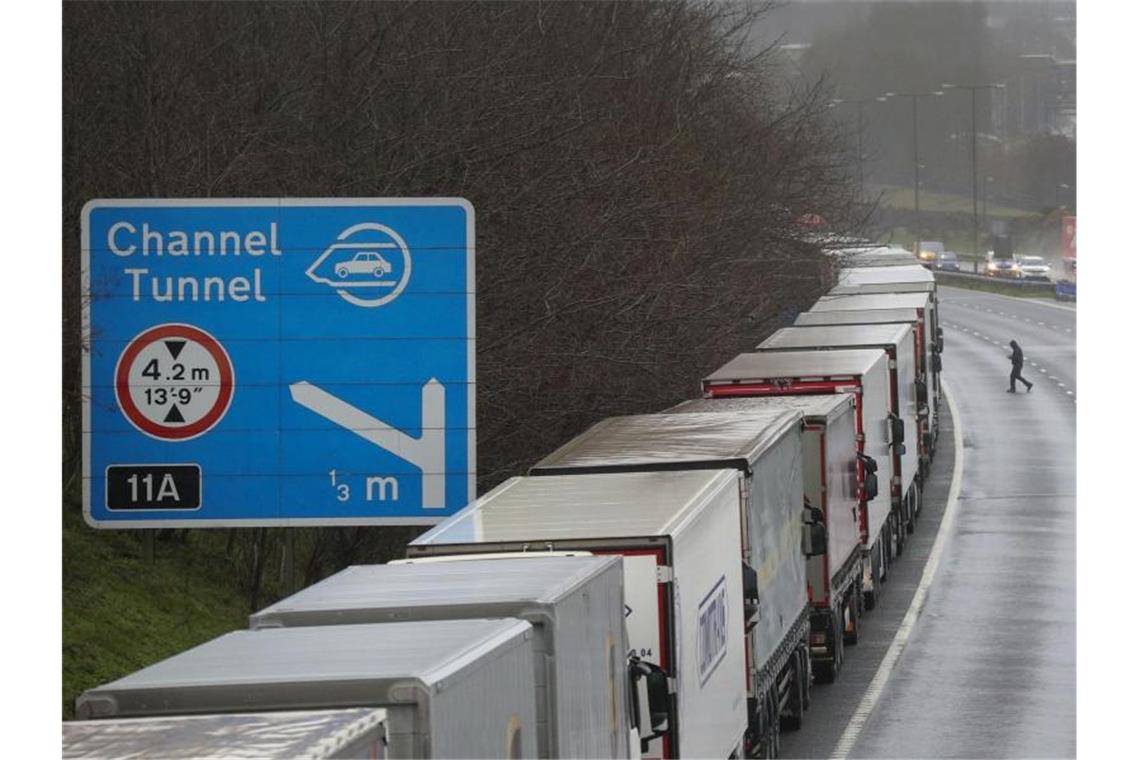 Lastwagen stehen in der Nähe von Folkestone in der Grafschaft Kent im Stau, nachdem der Zugang zum Eurotunnel geschlossen wurde. Foto: Steve Parsons/PA Wire/dpa