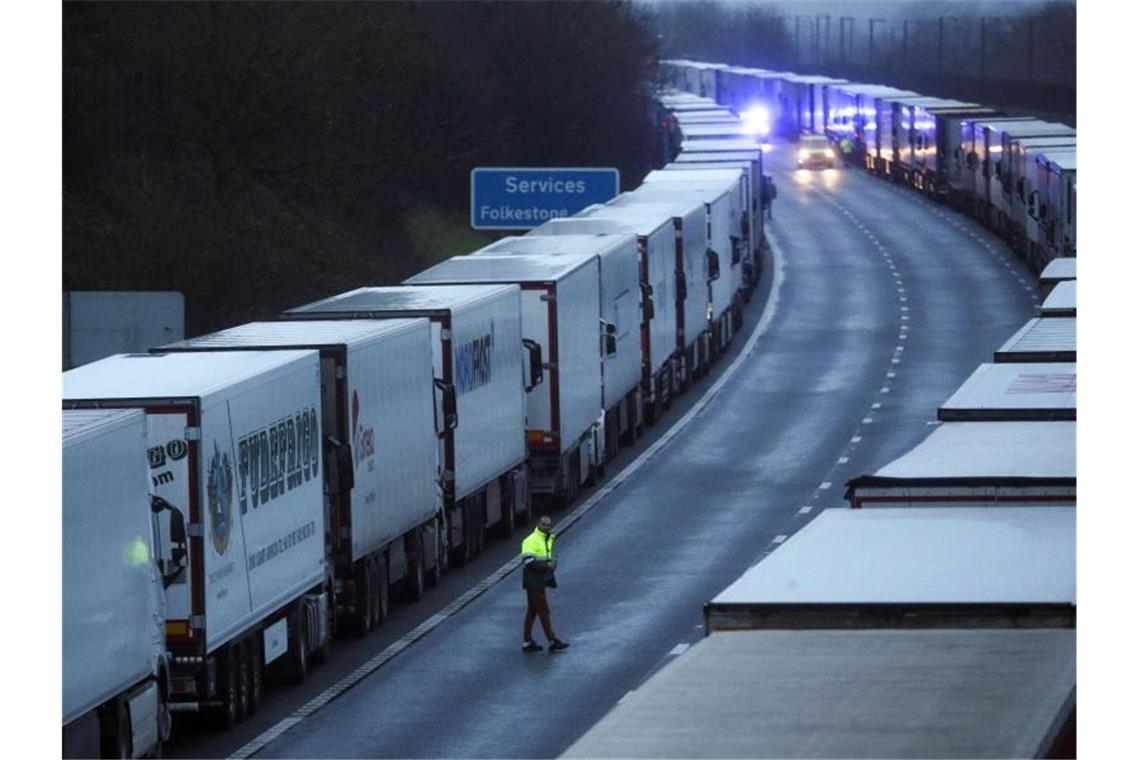 Tausende Lastwagen-Fahrer Weihnachten im Stau Lastwagen stehen in einer Warteschlange, nachdem der Hafen von Dover geschlossen wurde. Foto: Steve Parsons/PA Wire/dpa