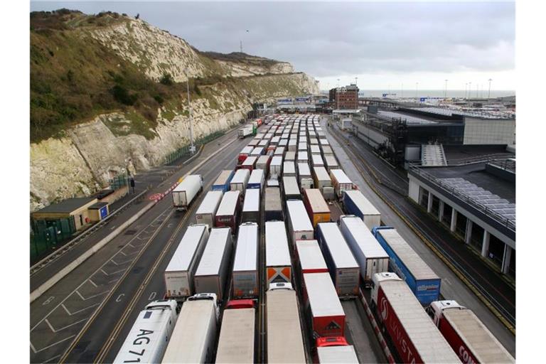 Lastwagen stehen Schlange, um in den Hafen von Dover in Kent einzufahren. An den britischen Häfen stauen sich seit Wochen die Container. Foto: Gareth Fuller/PA Wire/dpa