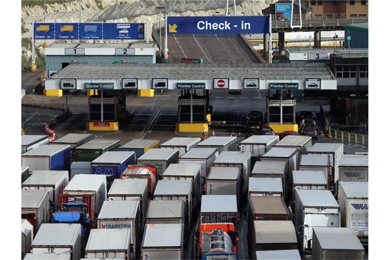 Lastwagen stehen vor dem Hafen von Dover Schlange. Inzwischen gibt es kaum Stau, aber mehr Bürokratie. Foto: Gareth Fuller/PA Wire/dpa