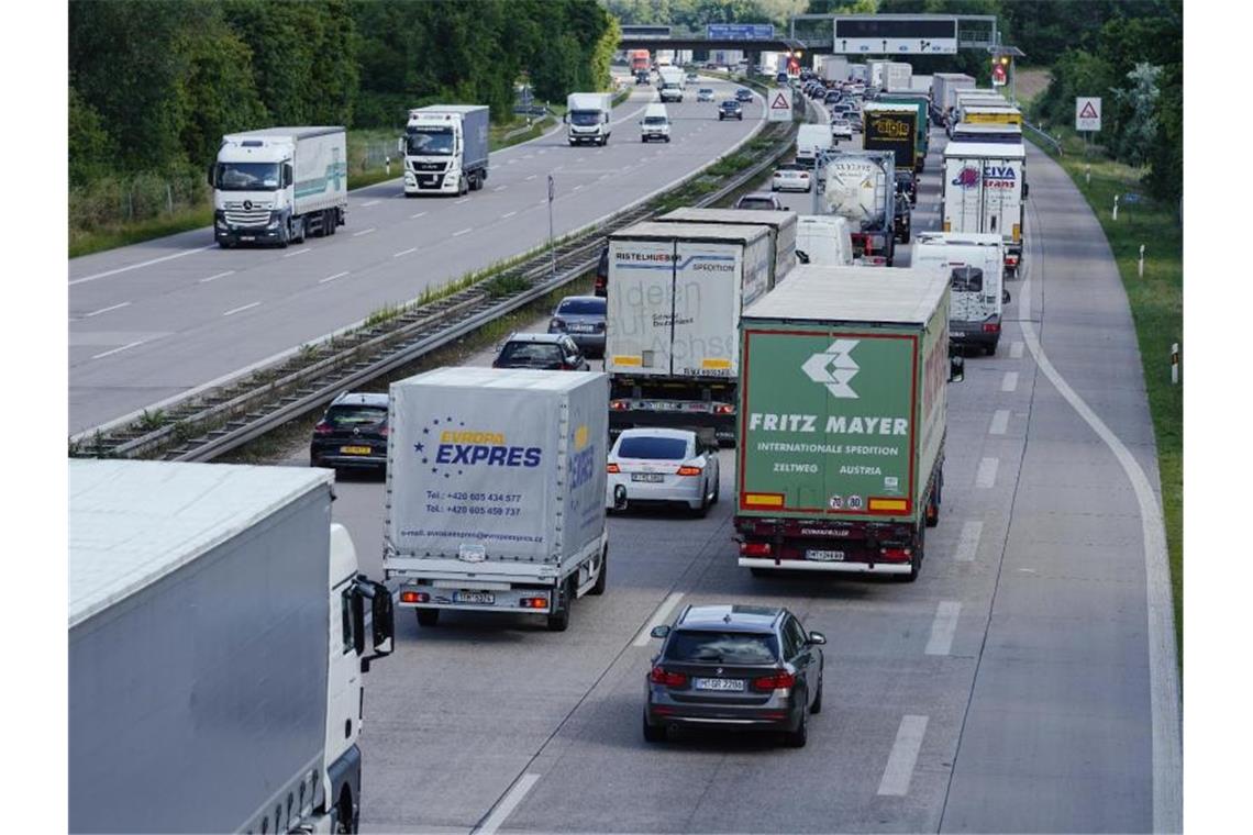 Sommerferien: Staus und mehr Betrieb an Flughäfen erwartet Lastwagen und Autos stehen auf der Autobahn 6 vor dem Autobahnkreuz Walldorf in Richtung Heilbronn im Stau. Foto: Uwe Anspach/dpa/Symbolbild