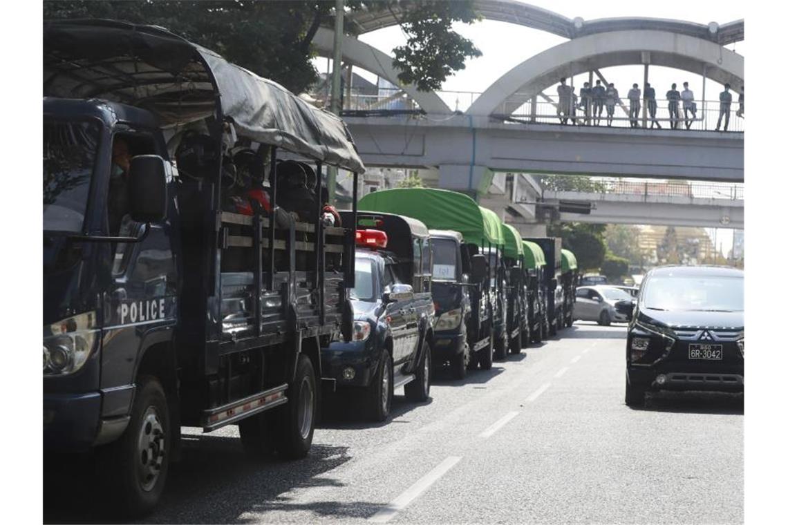 Putsch in Myanmar: Comeback einer Militärdiktatur Lastwagen voller Polizisten in der Innenstadt von Yangon. Das Militärfernsehen Myanmars berichtete am Montag, dass das Militär für ein Jahr die Kontrolle über das Land übernommen hat. Foto: Thein Zaw/AP/dpa