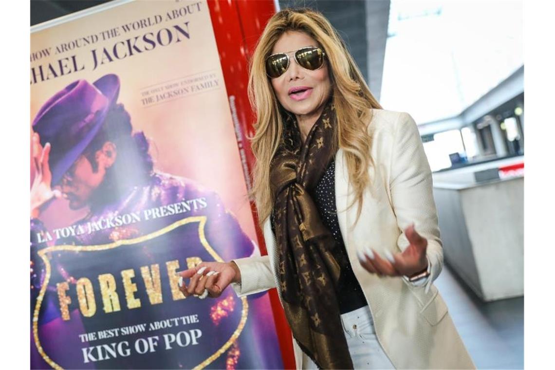 Latoya Jackson, Schwester von Sänger Michael Jackson, stellt die Bühnenshow „Forever - King of Pop“ vor. Foto: Christoph Schmidt/dpa