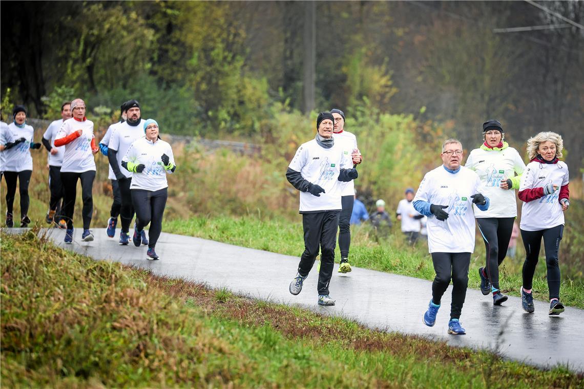 Laufend BKZ auf Tour am Sonntagmorgen: Über 40 Frauen und Männer trotzen dem nasskalten Wetter und ziehen die zehn Kilometer durch. Foto: Alexander Becher