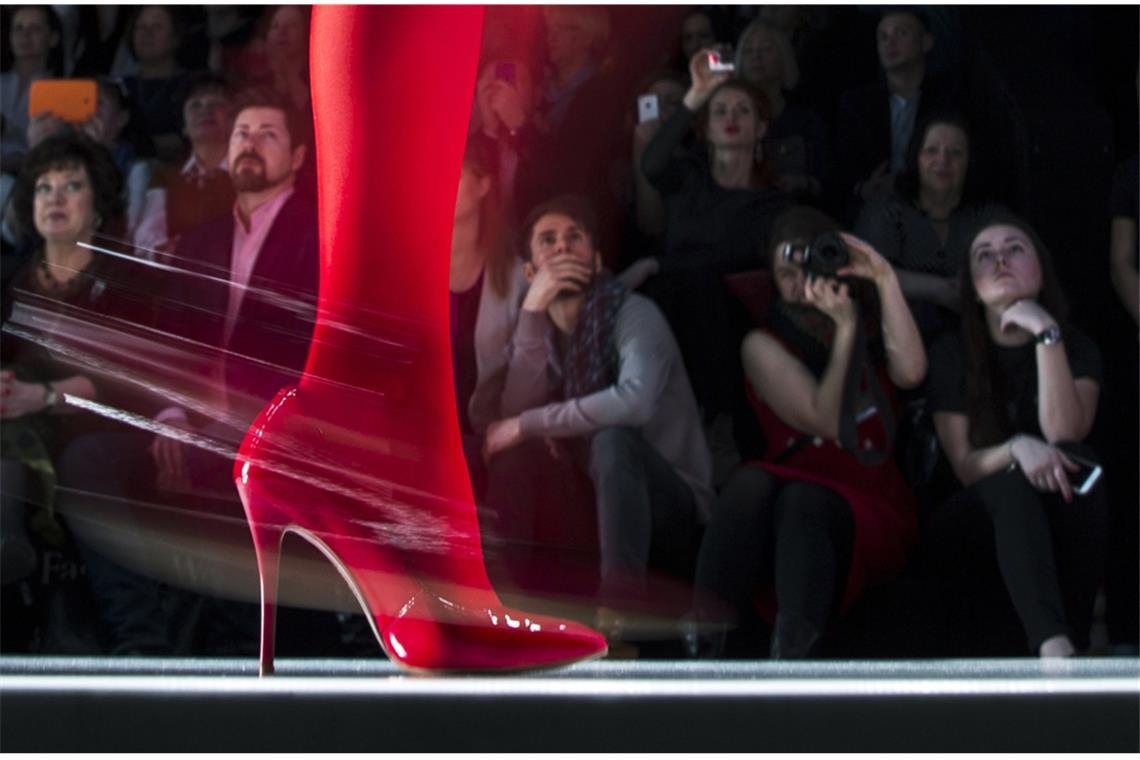 Laufsteg der Blasen: Model in High Heels auf der Moskauer Fashion Week.