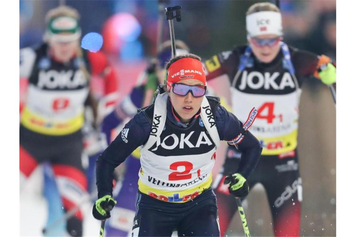Schalke feiert Laura Dahlmeier Laura Dahlmeier (M) präsentierte sich bei der 18. Biathlon World Team Challenge auf Schalke in starker Verfassung. Foto: Friso Gentsch/dpa