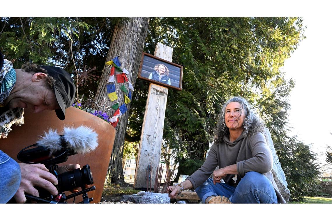 Laura Dahlmeiers Mutter an der Gedenkstätte in dem Park, der jetzt Laura Dahlmeier Park heißt.