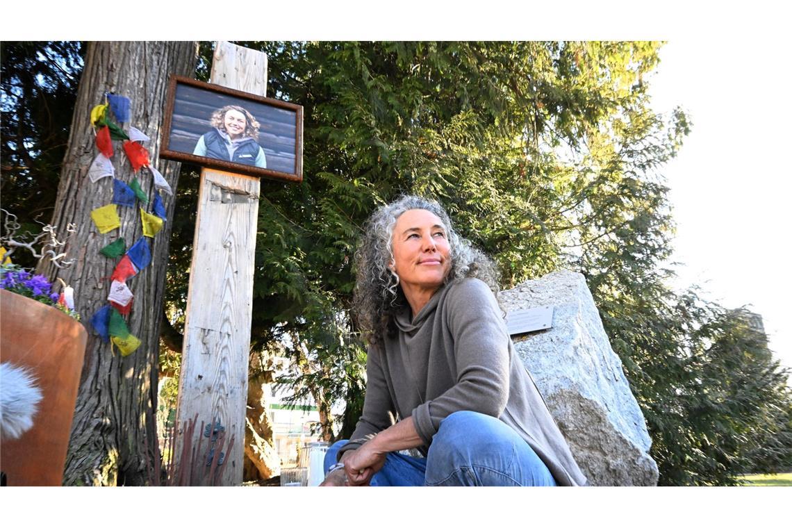 Laura Dahlmeiers Mutter hat mit Angehörigen den Gedenkort im Park gestaltet.