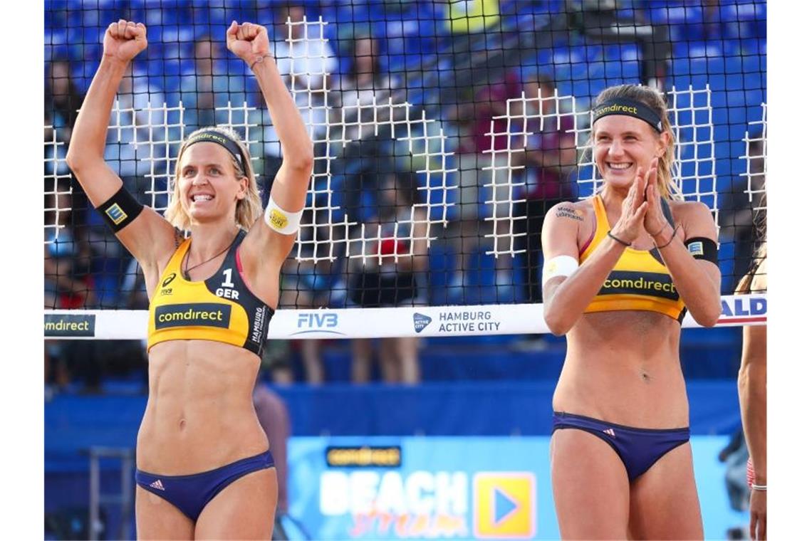 Laura Ludwig (l) und Margareta Kozuch feiern ihren Sieg über das US-Duo auf dem Center Court. Foto: Christian Charisius